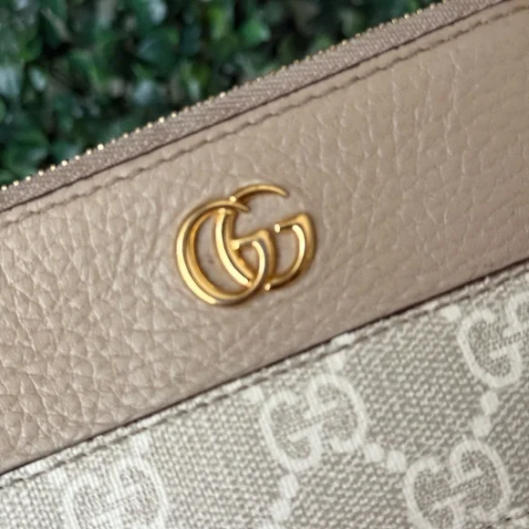 Gucci Beige Card Holder with Gold Logo - Picture 2 of 6